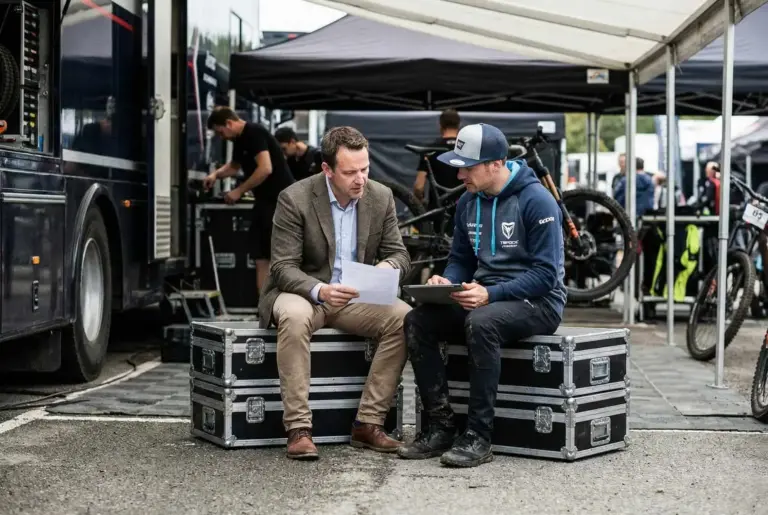 Strategische Karriereplanung für Radsportler: Unterstützung bei Vertragsverhandlungen und der Planung der beruflichen Zukunft nach der aktiven Sportlerlaufbahn.